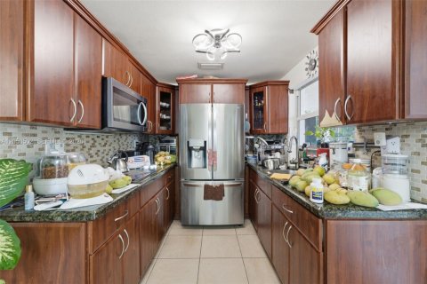 Casa en venta en Hialeah, Florida, 4 dormitorios, 153.38 m2 № 2276674 - foto 12