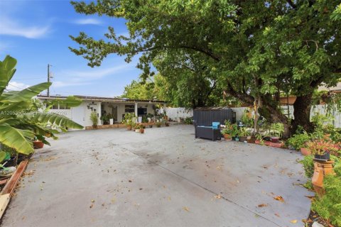 Casa en venta en Hialeah, Florida, 4 dormitorios, 153.38 m2 № 2276674 - foto 4