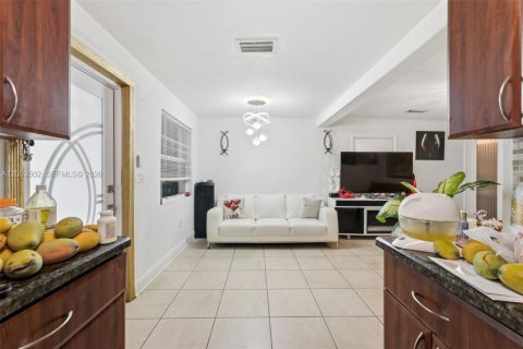 Casa en venta en Hialeah, Florida, 4 dormitorios, 153.38 m2 № 2276674 - foto 13