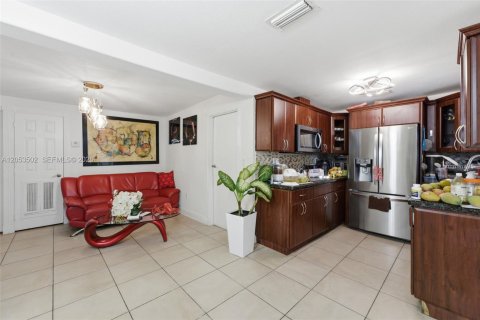 Casa en venta en Hialeah, Florida, 4 dormitorios, 153.38 m2 № 2276674 - foto 8