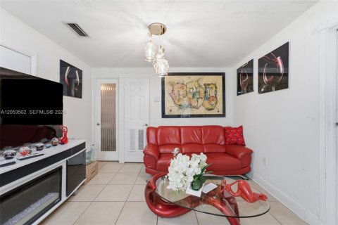 Casa en venta en Hialeah, Florida, 4 dormitorios, 153.38 m2 № 2276674 - foto 10