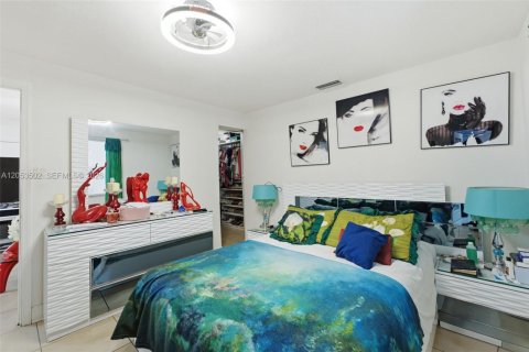 Casa en venta en Hialeah, Florida, 4 dormitorios, 153.38 m2 № 2276674 - foto 15