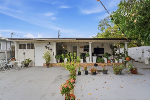 Casa en venta en Hialeah, Florida, 4 dormitorios, 153.38 m2 № 2276674 - foto 3