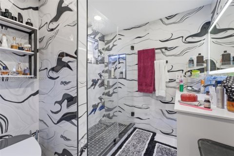 Casa en venta en Hialeah, Florida, 4 dormitorios, 153.38 m2 № 2276674 - foto 17