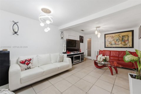 Casa en venta en Hialeah, Florida, 4 dormitorios, 153.38 m2 № 2276674 - foto 9