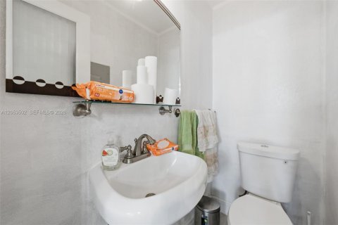 Casa en venta en Hialeah, Florida, 4 dormitorios, 153.38 m2 № 2276674 - foto 11