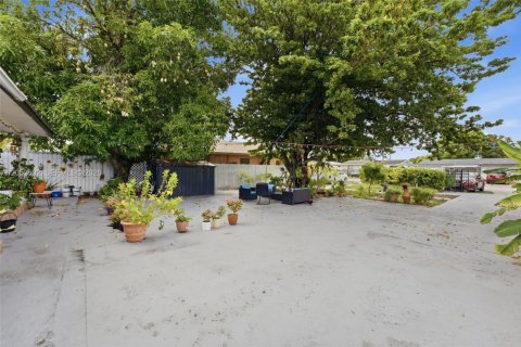 Casa en venta en Hialeah, Florida, 4 dormitorios, 153.38 m2 № 2276674 - foto 29
