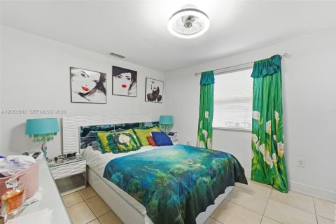 Casa en venta en Hialeah, Florida, 4 dormitorios, 153.38 m2 № 2276674 - foto 14