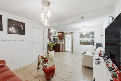 Casa en venta en Hialeah, Florida, 4 dormitorios, 153.38 m2 № 2276674 - foto 6