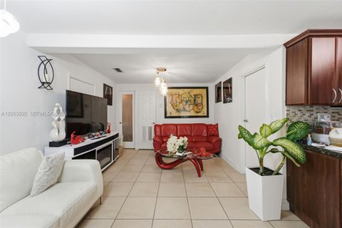 Casa en venta en Hialeah, Florida, 4 dormitorios, 153.38 m2 № 2276674 - foto 7
