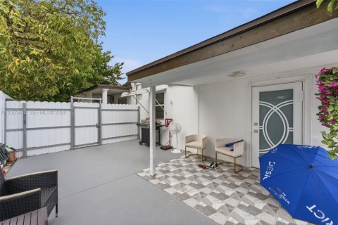 Casa en venta en Hialeah, Florida, 4 dormitorios, 153.38 m2 № 2276674 - foto 23