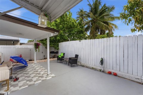 Casa en venta en Hialeah, Florida, 4 dormitorios, 153.38 m2 № 2276674 - foto 22