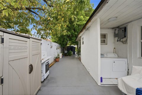 Casa en venta en Hialeah, Florida, 4 dormitorios, 153.38 m2 № 2276674 - foto 25