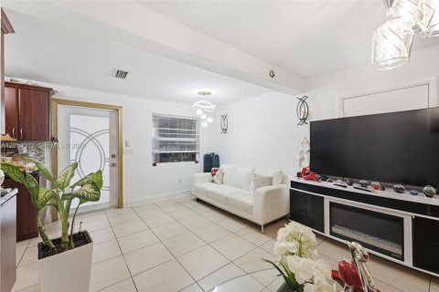 Casa en venta en Hialeah, Florida, 4 dormitorios, 153.38 m2 № 2276674 - foto 5