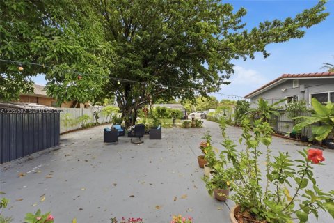 Casa en venta en Hialeah, Florida, 4 dormitorios, 153.38 m2 № 2276674 - foto 28