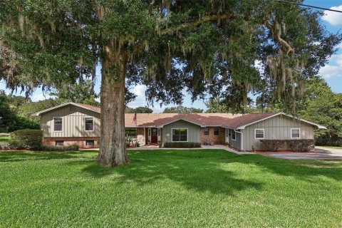 House in Eustis, Florida 6 bedrooms, 304.35 sq.m. № 2199849