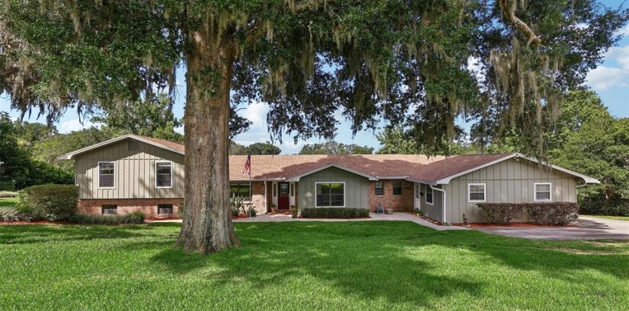 House in Eustis, Florida 6 bedrooms, 304.35 sq.m. № 2199849