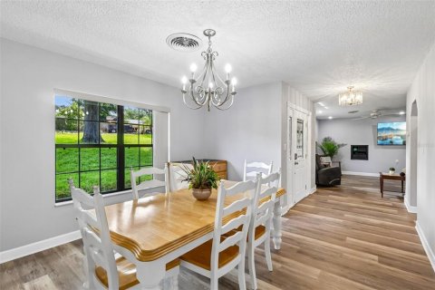 House in Eustis, Florida 6 bedrooms, 304.35 sq.m. № 2199849 - photo 8