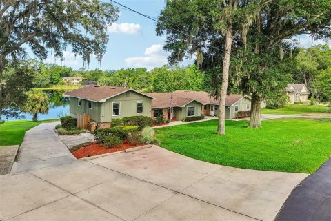 House in Eustis, Florida 6 bedrooms, 304.35 sq.m. № 2199849 - photo 4