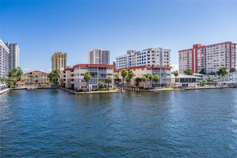Copropriété à louer à Hallandale Beach, Floride: 1 chambre, 67.26 m2 № 1985894 - photo 17