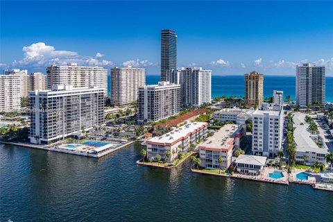 Copropriété à louer à Hallandale Beach, Floride: 1 chambre, 67.26 m2 № 1985894 - photo 14