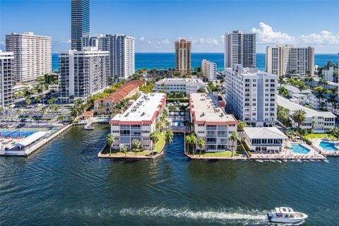 Copropriété à louer à Hallandale Beach, Floride: 1 chambre, 67.26 m2 № 1985894 - photo 11