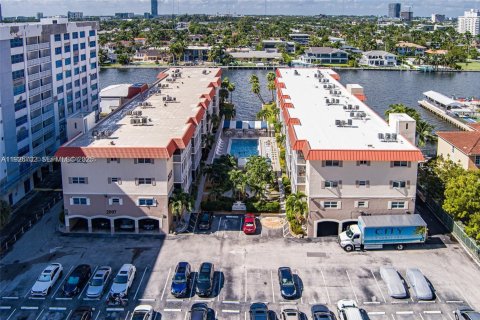 Copropriété à louer à Hallandale Beach, Floride: 1 chambre, 67.26 m2 № 1985894 - photo 9