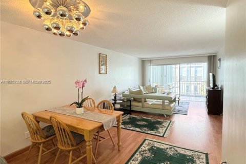 Copropriété à louer à Hallandale Beach, Floride: 1 chambre, 67.26 m2 № 1985894 - photo 2
