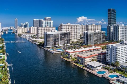 Copropriété à louer à Hallandale Beach, Floride: 1 chambre, 67.26 m2 № 1985894 - photo 13