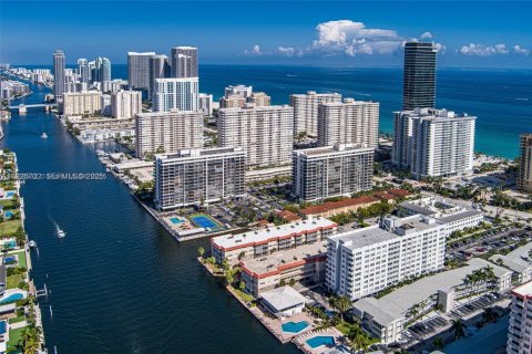 Copropriété à louer à Hallandale Beach, Floride: 1 chambre, 67.26 m2 № 1985894 - photo 12