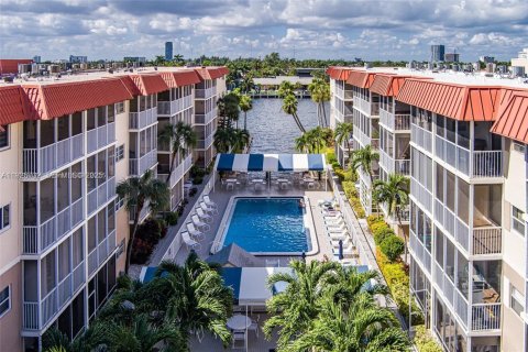 Copropriété à louer à Hallandale Beach, Floride: 1 chambre, 67.26 m2 № 1985894 - photo 8