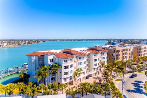 Condo in Treasure Island, Florida, 4 bedrooms № 2150888 - photo 4