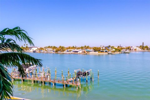 Condo in Treasure Island, Florida, 4 bedrooms № 2150888 - photo 17