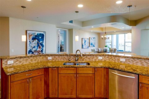 Condo in Treasure Island, Florida, 4 bedrooms № 2150888 - photo 24