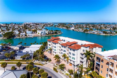 Condo in Treasure Island, Florida, 4 bedrooms № 2150888 - photo 2