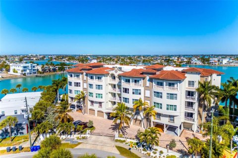 Condominio en Treasure Island, Florida, 4 dormitorios  № 2150888