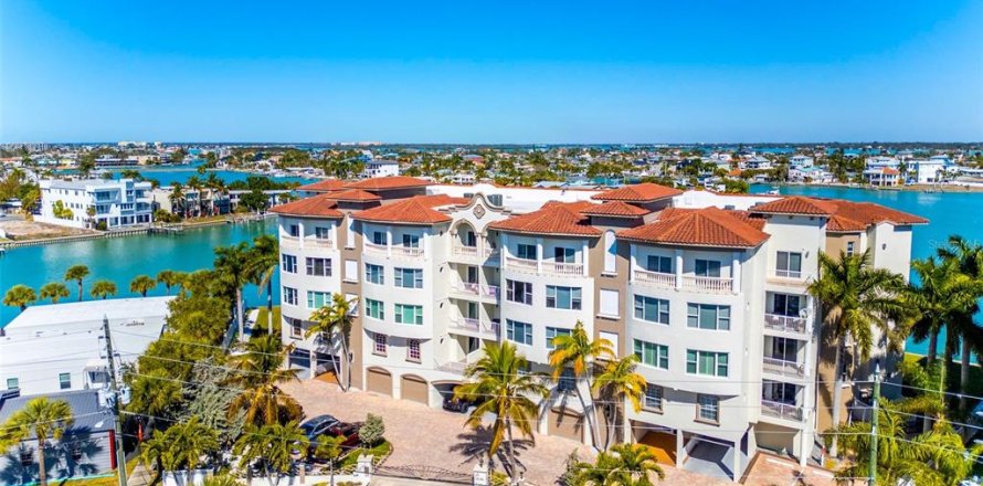 Condo in Treasure Island, Florida, 4 bedrooms № 2150888