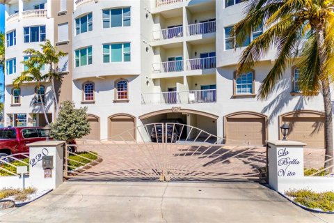 Condo in Treasure Island, Florida, 4 bedrooms № 2150888 - photo 5
