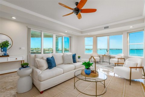 Condo in Treasure Island, Florida, 4 bedrooms № 2150888 - photo 11