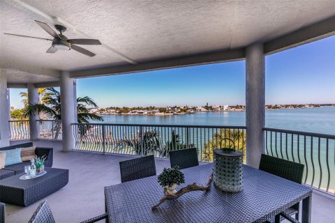 Condo in Treasure Island, Florida, 4 bedrooms № 2150888 - photo 15