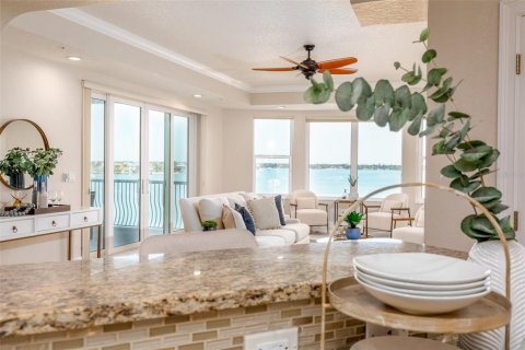 Condo in Treasure Island, Florida, 4 bedrooms № 2150888 - photo 6