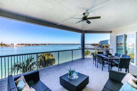 Condo in Treasure Island, Florida, 4 bedrooms № 2150888 - photo 16