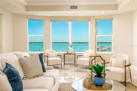 Condo in Treasure Island, Florida, 4 bedrooms № 2150888 - photo 13