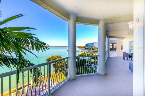 Condo in Treasure Island, Florida, 4 bedrooms № 2150888 - photo 18