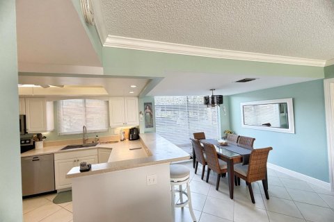 Condo in Jensen Beach, Florida, 2 bedrooms  № 2392015 - photo 5
