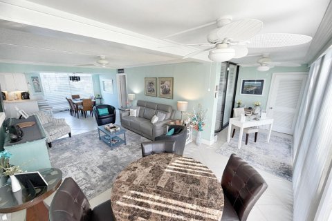 Condo in Jensen Beach, Florida, 2 bedrooms  № 2392015 - photo 19