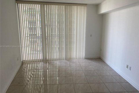 Condo in Miami, Florida, 1 bedroom  № 1772563 - photo 13