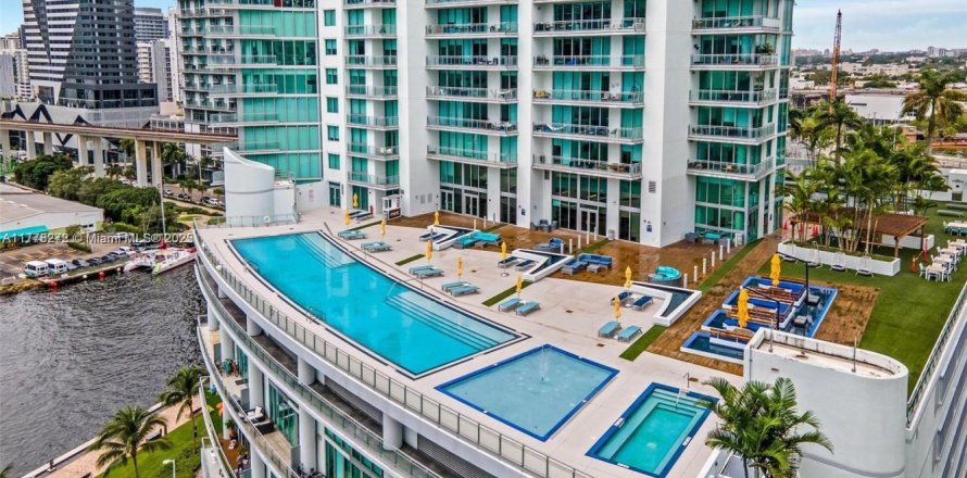 Кондоминиум с 2 спальнями в Майами, Флорида № 1957960