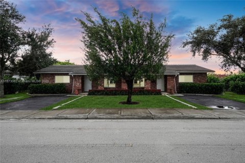 Commercial property in Coral Springs, Florida 213.3 sq.m. № 1926694 - photo 1