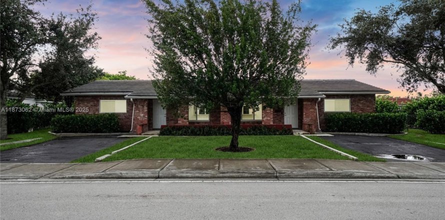Commercial property in Coral Springs, Florida 213.3 sq.m. № 1926694